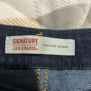 Levi’s dark wash high rise skinny jean size 30
